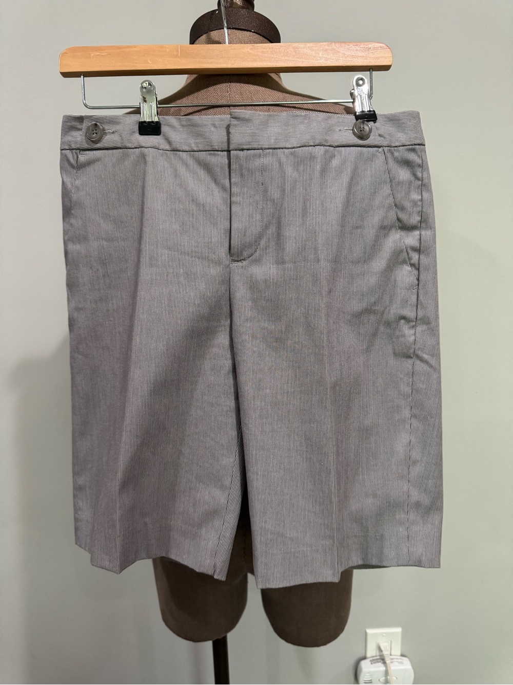 Banana Republic Bermuda Shorts Womens Size 6 Gray Pinstripe Stretch